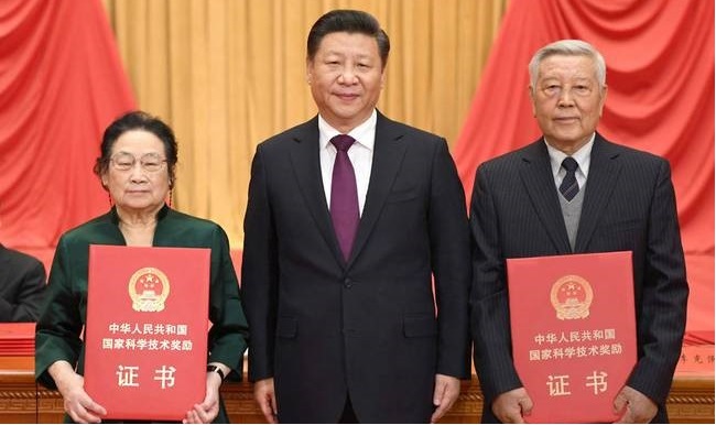 习近平出席2016国家科技奖励大会并为获奖代表颁奖