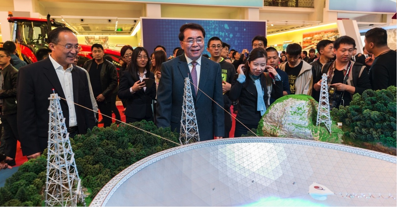 白春礼一行参观“砥砺奋进的五年”大型成就展